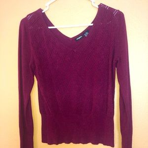Gorgeous deep berry V neck&back sweater w/pattern